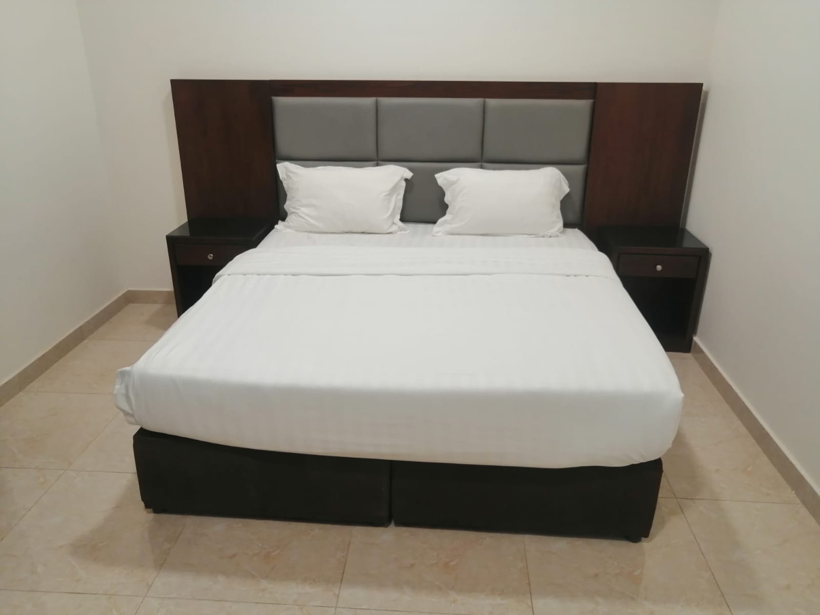 غرفة وصالة حمامين