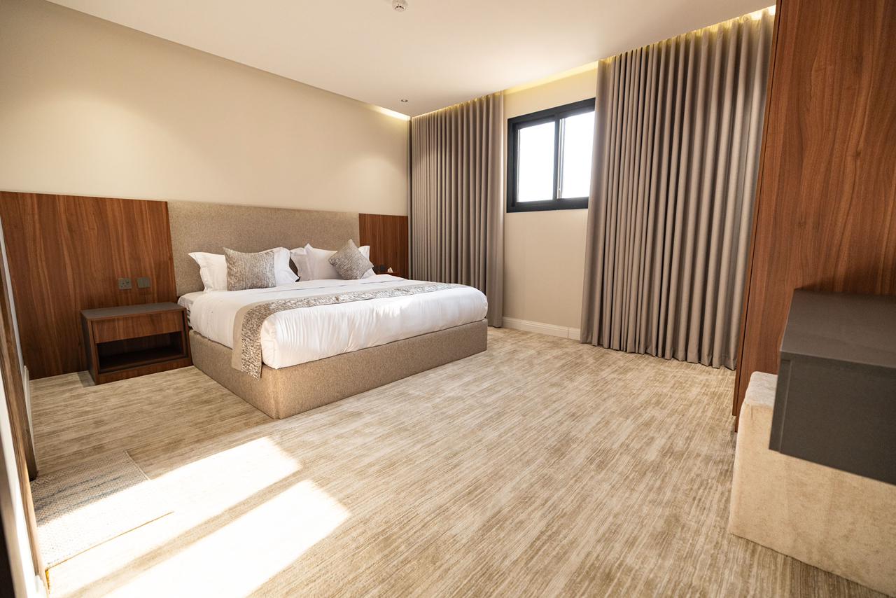 غرفة وصالة كبيرة